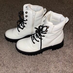 Children’s Place Sugar & Jade girls white boots size 4 youth